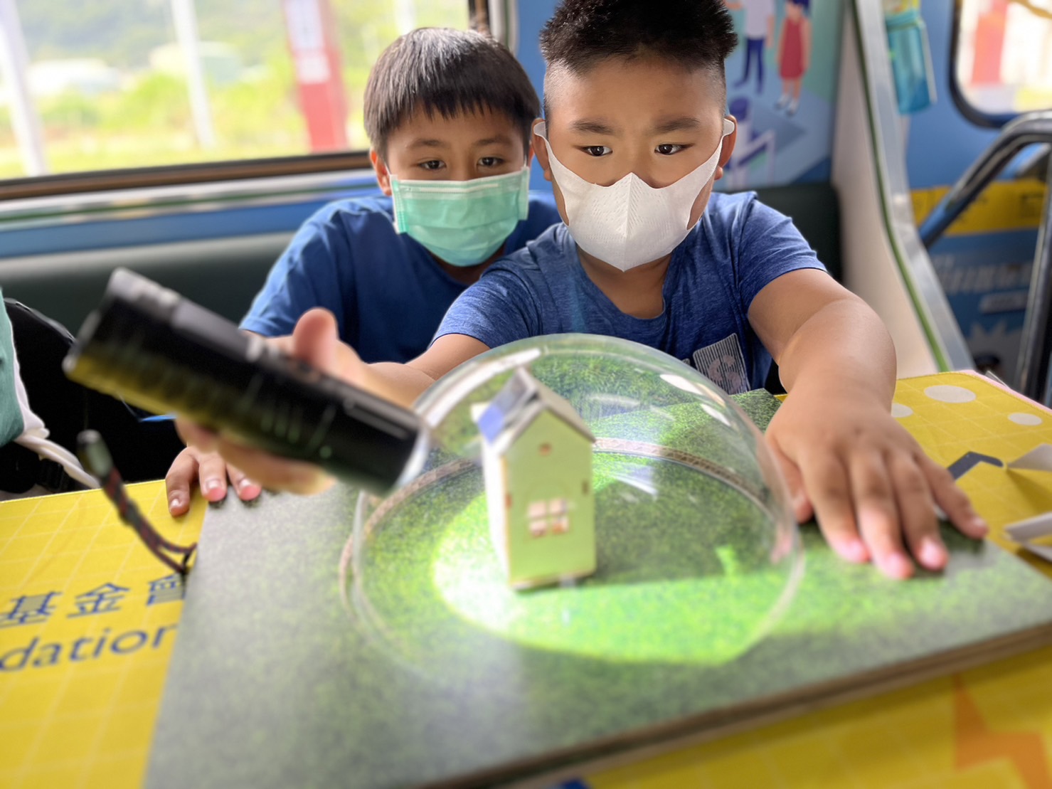 70net永乐高參與基礎科學主題車廂，以STEAM教學精神，設計「逐日科學家」、「太陽能工程師」以及「淨零建築師」三大能源科普課程和實驗