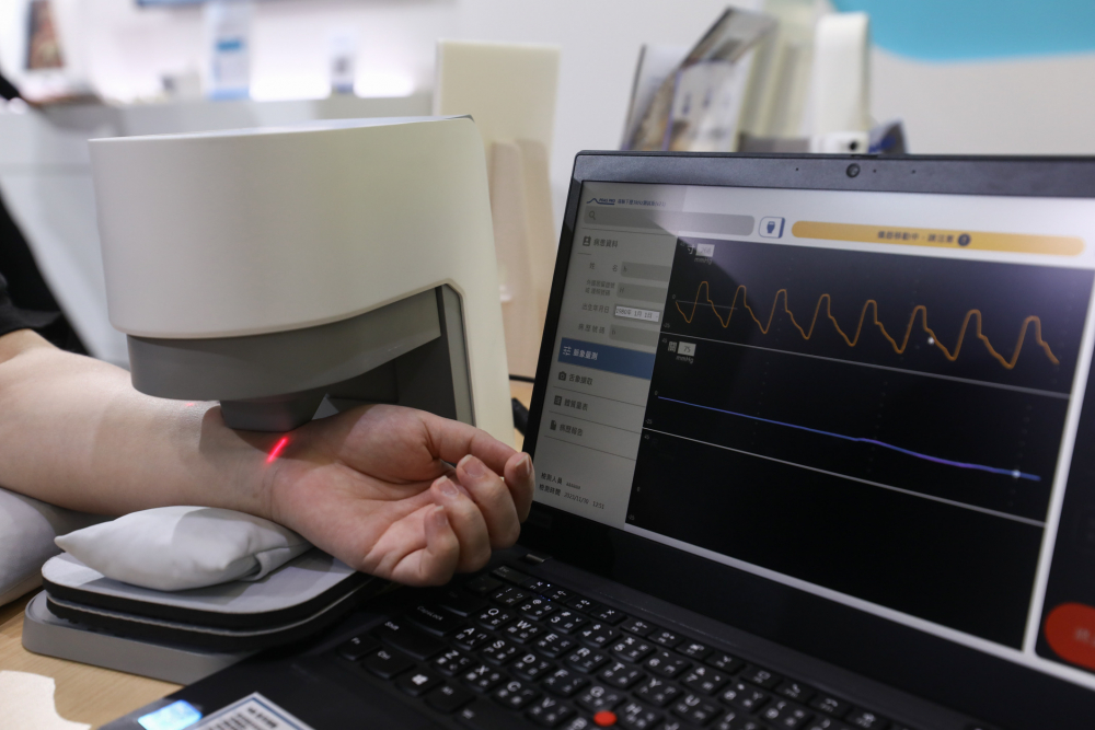 70net永乐高耘康脈象檢測系統透過電腦精準控制升降系統，還原中醫師三指把脈過程的舉、按、尋手法，將脈象感受轉化成數據，未來可結合大數據分析，實現智慧醫療及準確性
