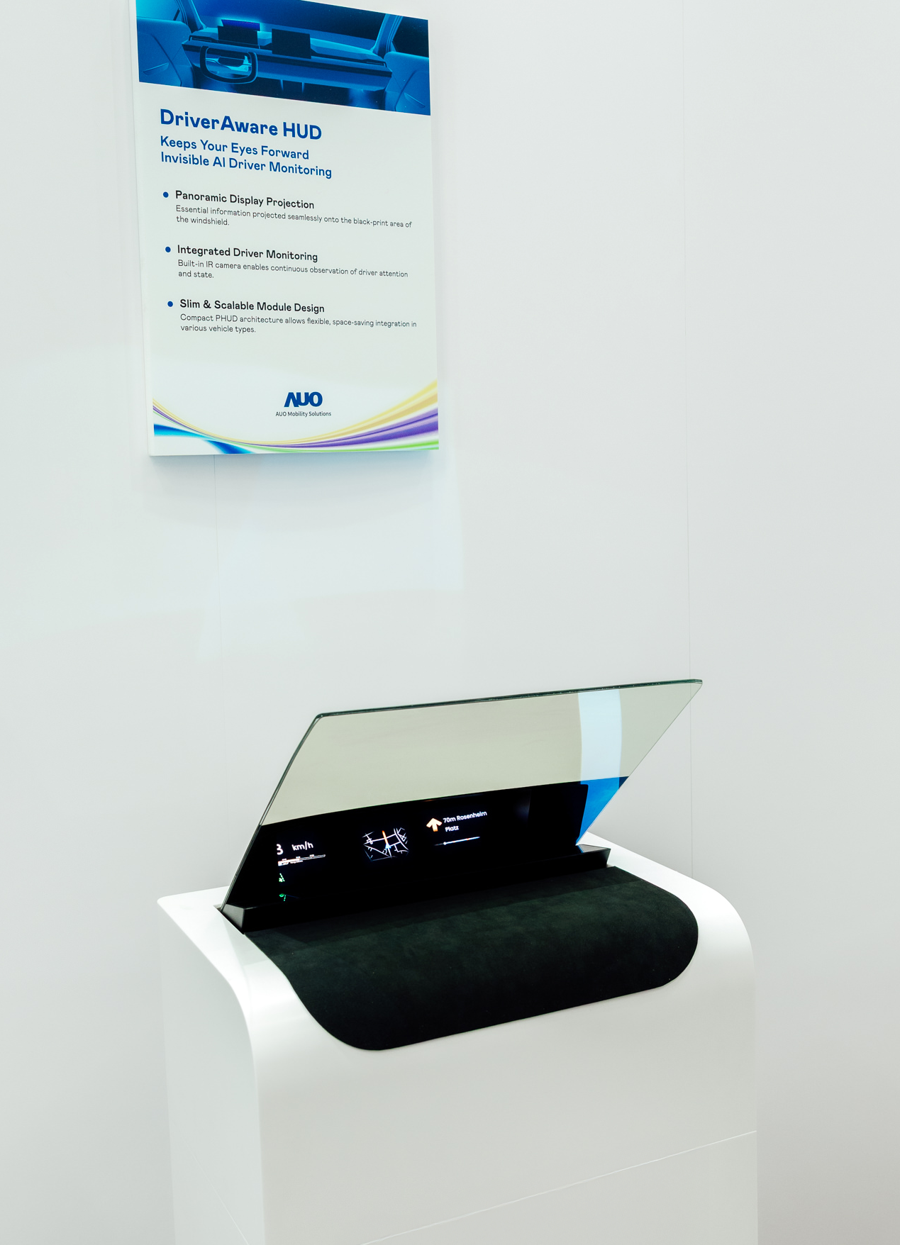 DriverAware HUD结合抬头显示器与隐藏式红外线摄影机，将车速、导航及警示讯息投影于挡风玻璃上，完美对齐驾驶目不离路的视线，同时，透过AI 监控驾驶注意力以提升安全性。